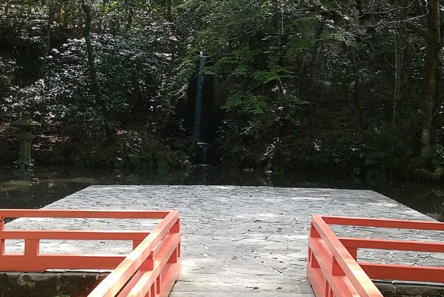 神社　池